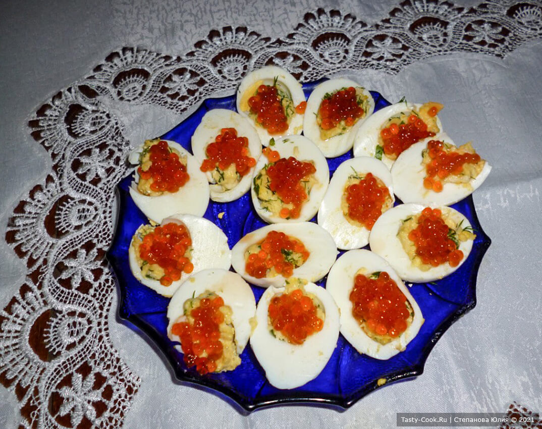 Яйца, фаршированные красной икрой со сметаной