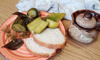 Хрустящие малосольные огурцы с хлебом – пошаговый рецепт